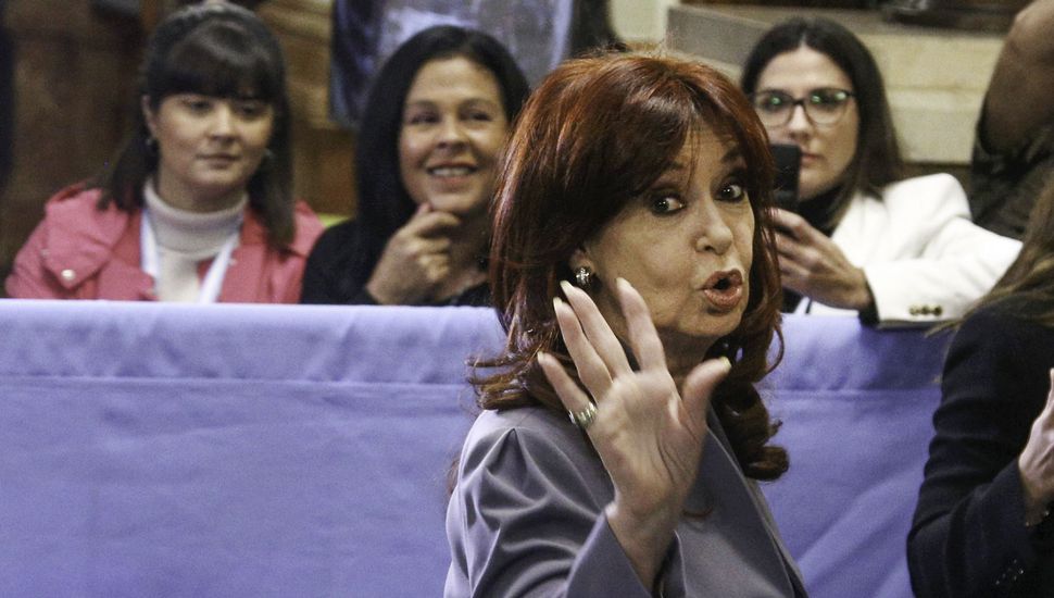 Para Cristina Kirchner Caputo está "más perdido que turco en la neblina"