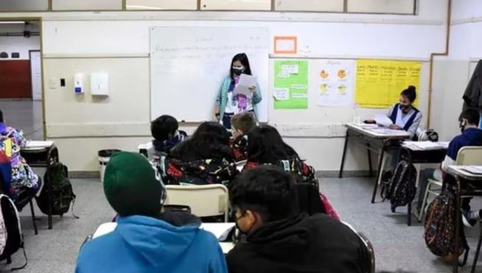 Examen final en secundaria y universidad arancelada para extranjeros