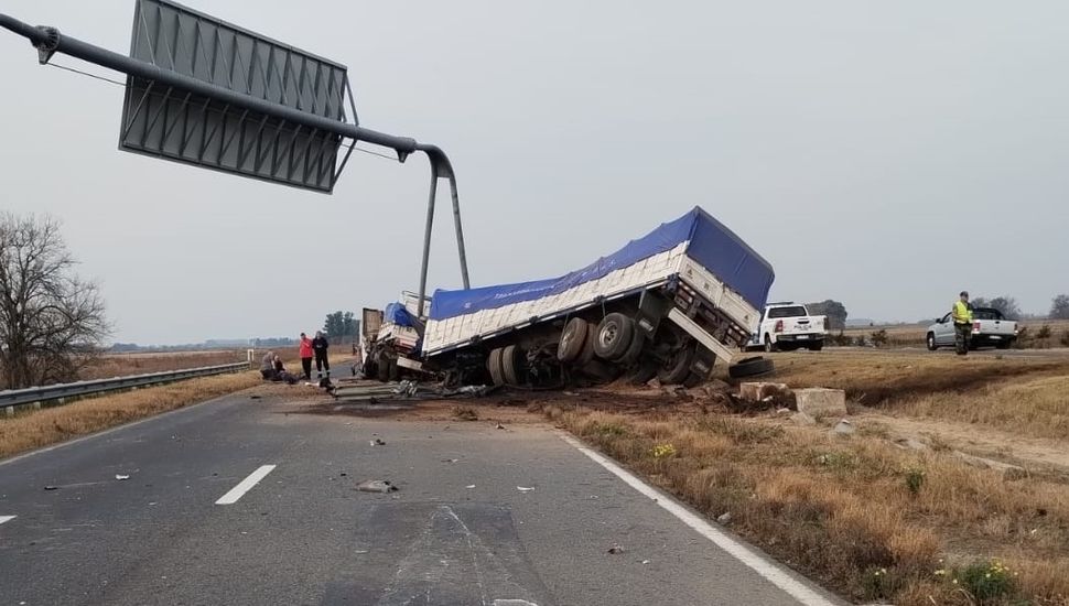Ruta 7: despistó un camión cargado con soja y provocó el corte de la autovía