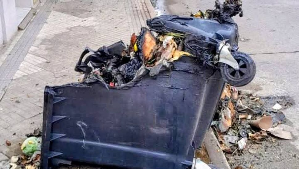Vandalismo en Rojas: queman un contenedor
