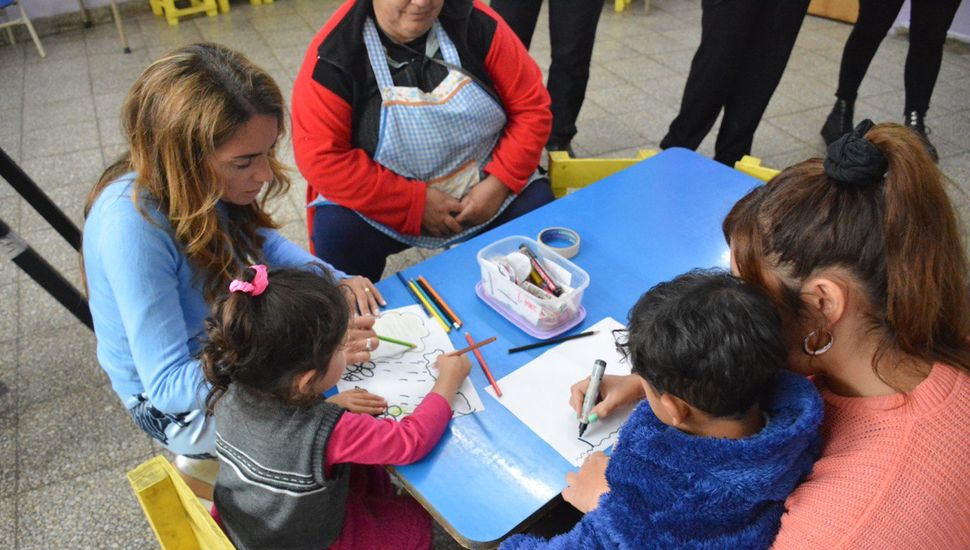 Provincia aumentó un 76% las prestaciones de programas sociales y un 118% las becas del organismo de niñez