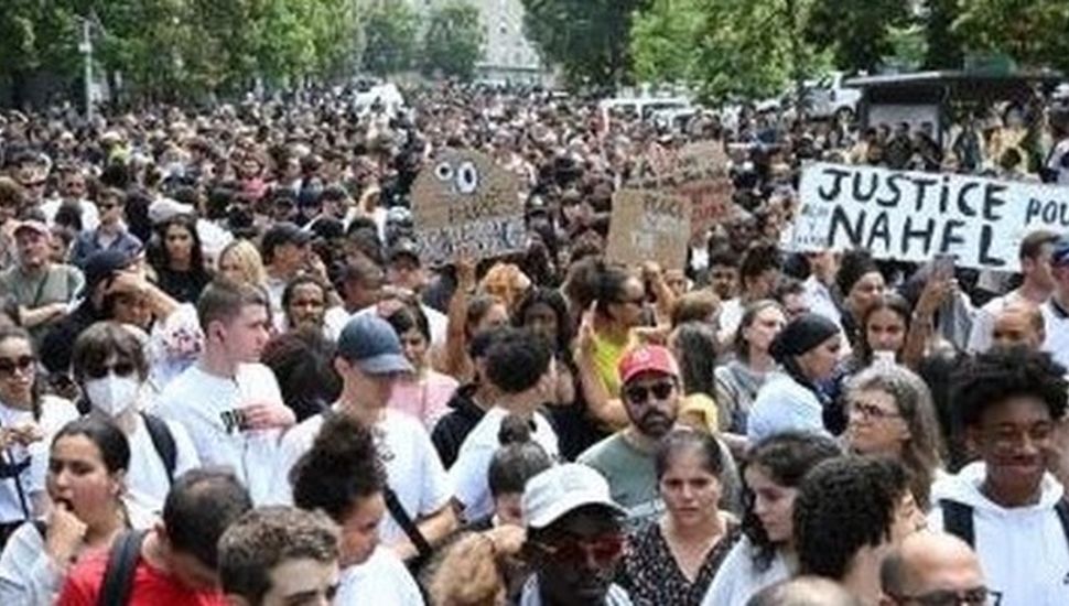 Crece la violencia en Francia con represión y disturbios