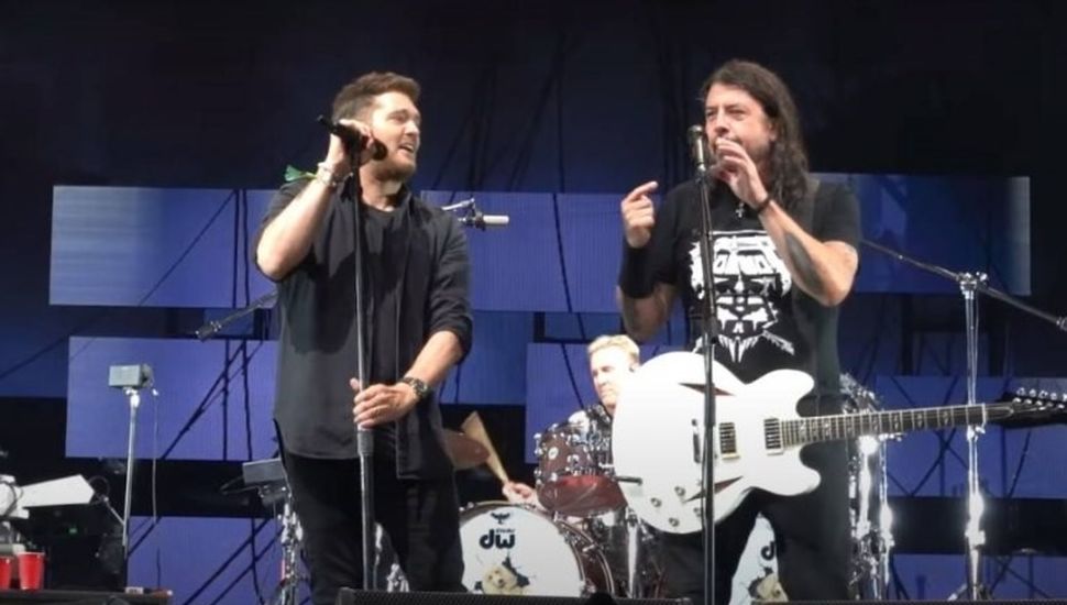 Michael Bublé subió al escenario con Foo Fighters y mostró su versión más rockera