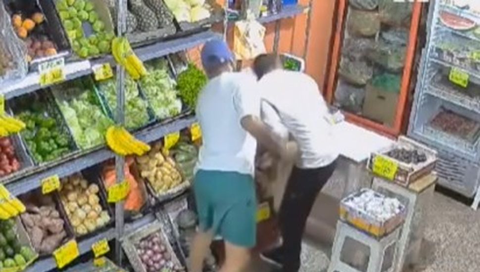 El video del ladrón de la pimienta: le pidió papas a un verdulero, le tiró gas y le robó