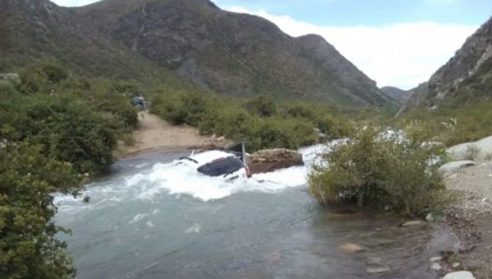 Una camioneta cayó a un arroyo y murió una joven