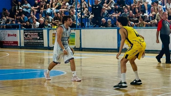 Argentino y Comu juegan el segundo partido de la final