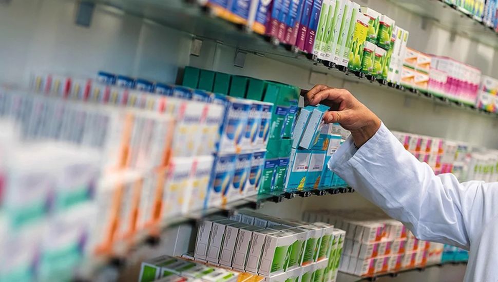 Milei le quita los remedios gratis a los jubilados y asfixia a las farmacias