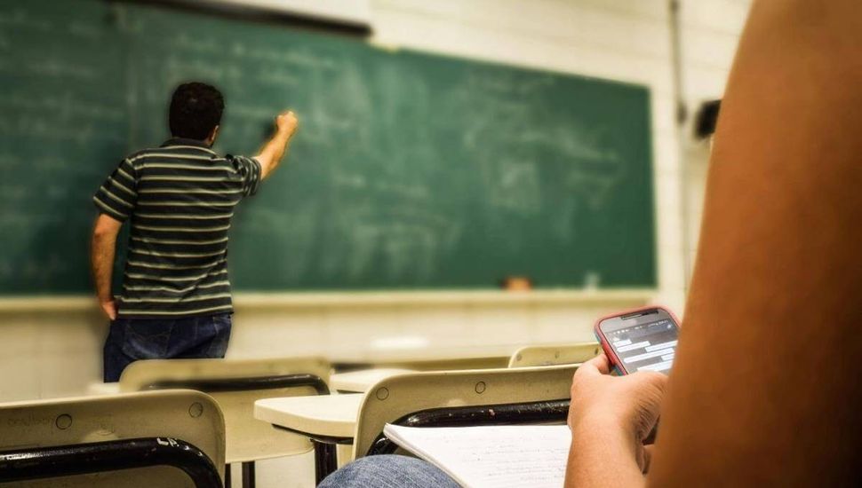 Los colegios privados de Pergamino le ponen freno al uso del celular en clases