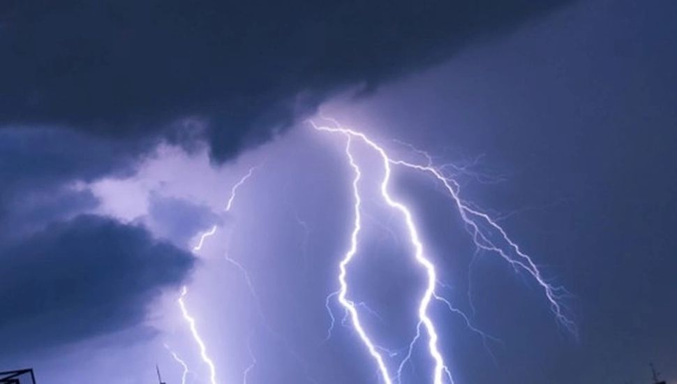 Mendoza: un violento temporal de granizo y viento causó destrozos y apagones