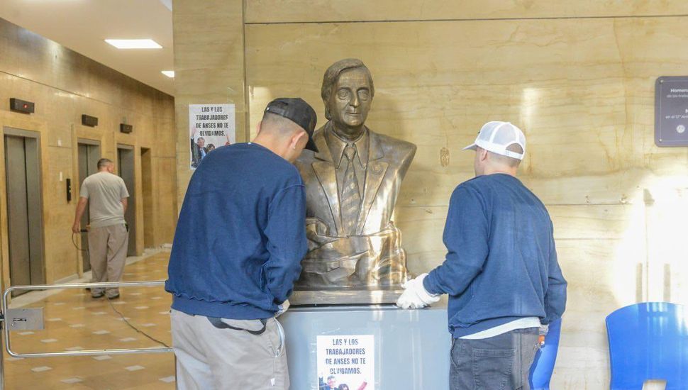 El Gobierno retiró el busto de Néstor Kirchner que se encontraba en el edificio de ANSeS