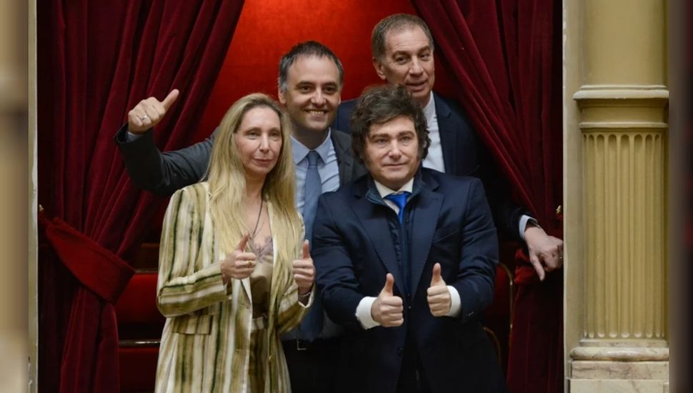 Juras en Diputados: guerra de cánticos, provocaciones y “tribuneadas” con Milei espectador