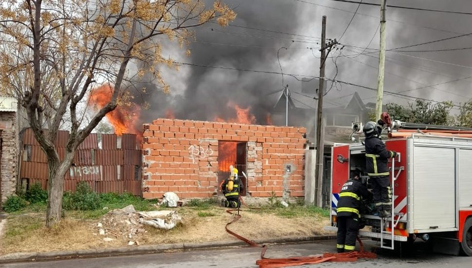 Una mujer resultó herida en el incendio que destruyó su casa por completo