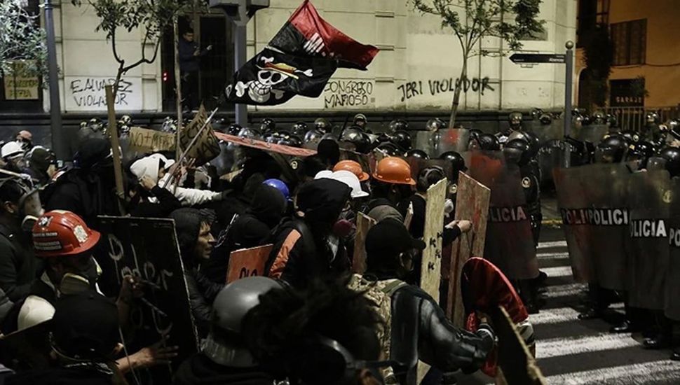 Muere un manifestante durante una multitudinaria protesta en Perú contra el Gobierno