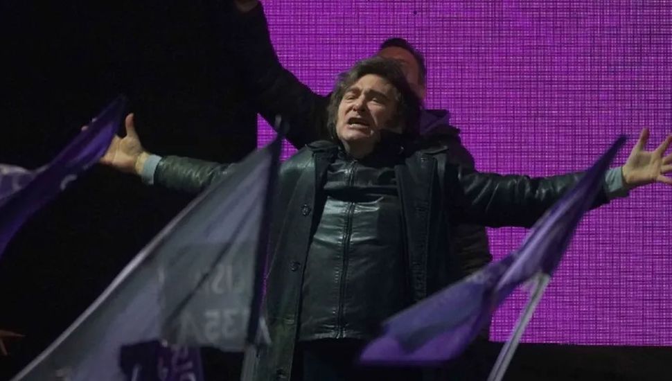 Milei defendió a Karina y dijo que LLA y el peronismo están en “empate técnico”