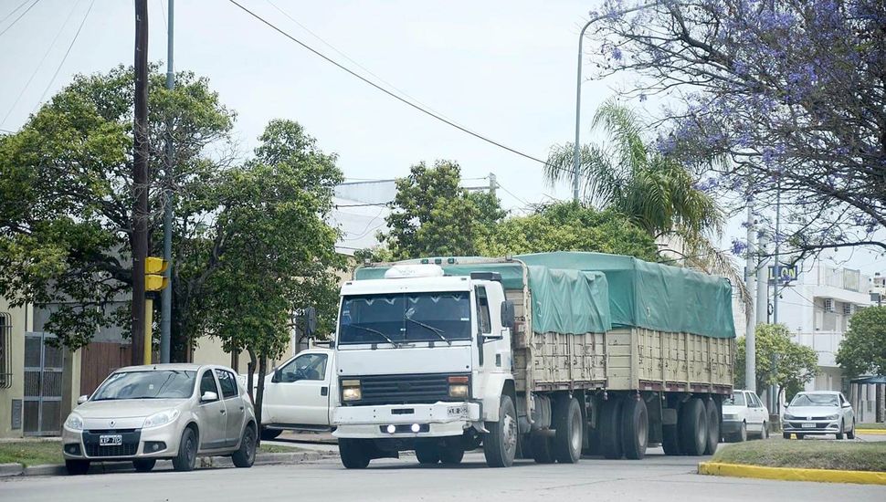 Vecinos se quejan por el tránsito pesado que circula por Avenida Barrancas del Paraná
