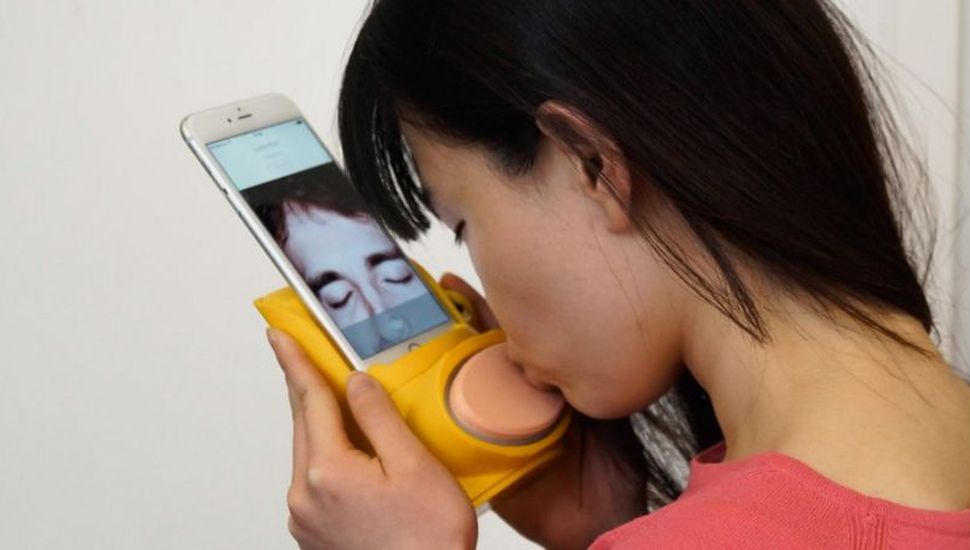 Inventan un dispositivo para besar a distancia con sonido