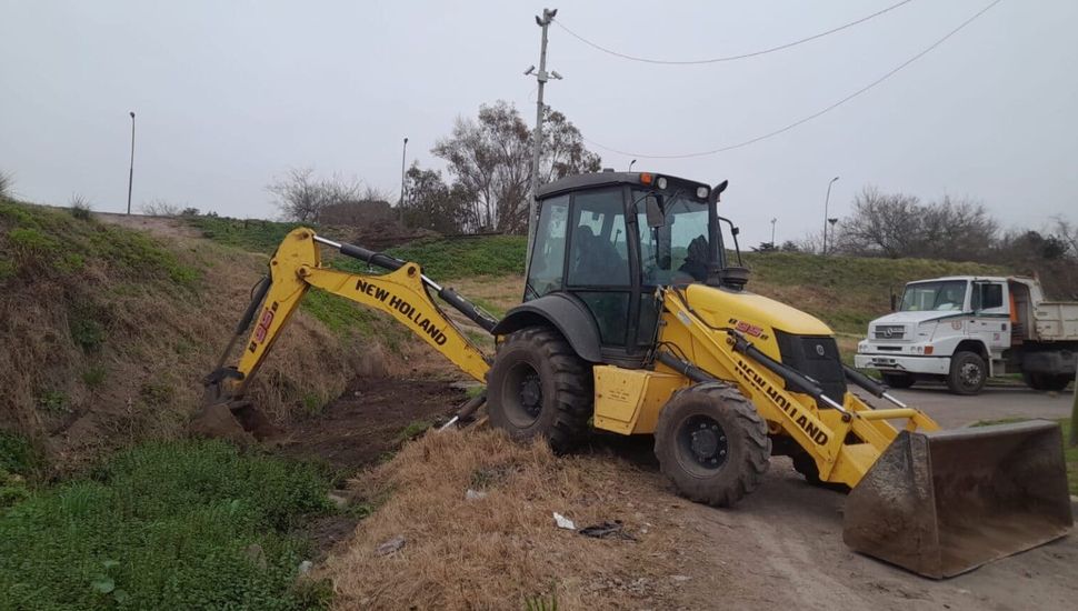 Tareas de limpieza de desagües pluviales en el Barrio 27 de Noviembre