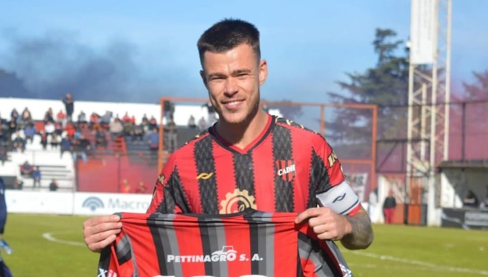 El nuevo Douglas toma forma: Pezzi renovó y llegaron cinco altas