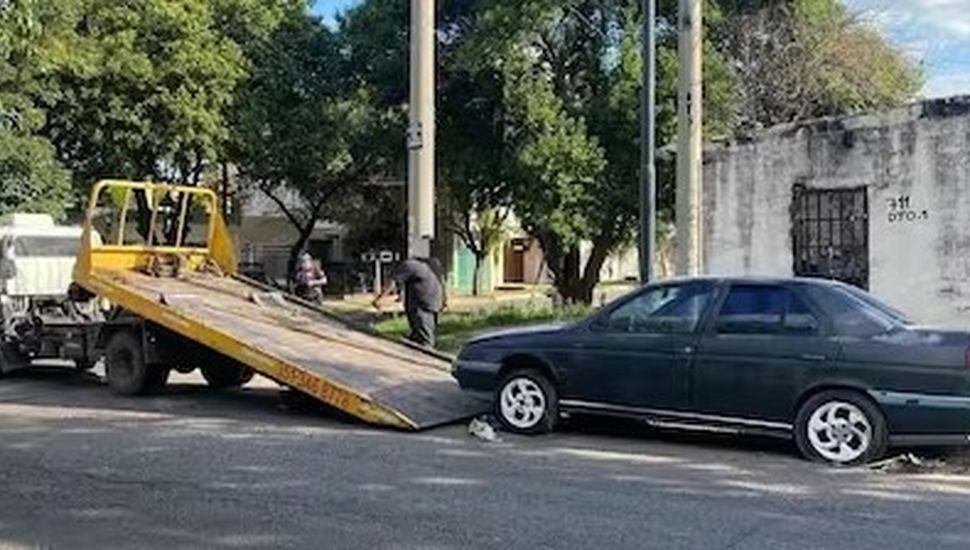 Un delincuente quiso robar un auto de alta gama y llamó a una grua