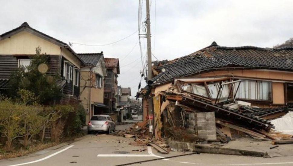 Un terremoto de 7,5 grados sacudió Japón y dejó a varias personas atrapadas bajo escombros