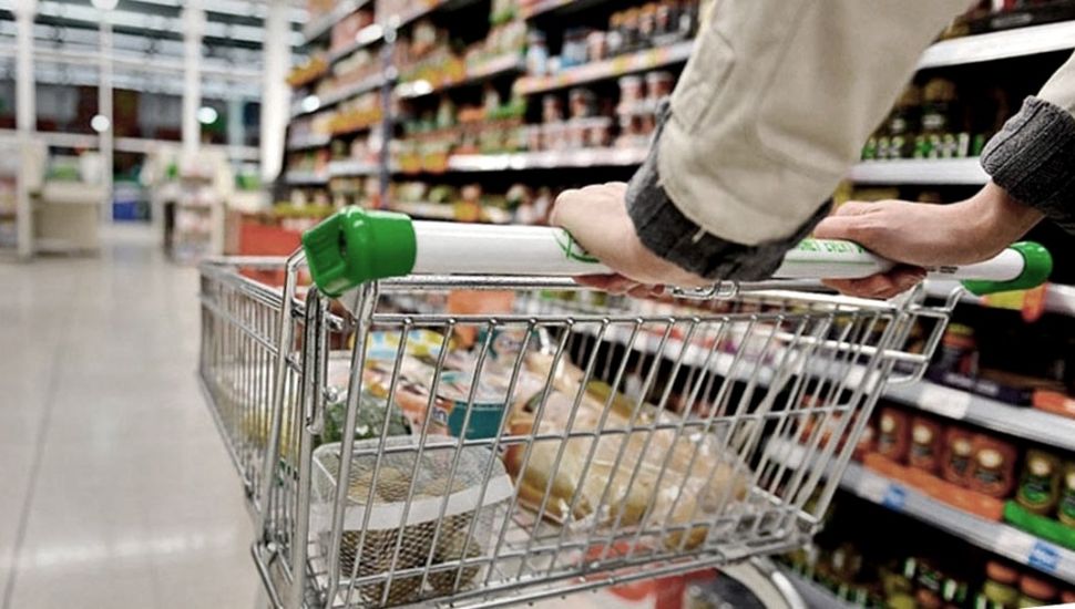 Las ventas en supermercados cayeron 0,9% en junio pero subieron un 2,8% en mayoristas