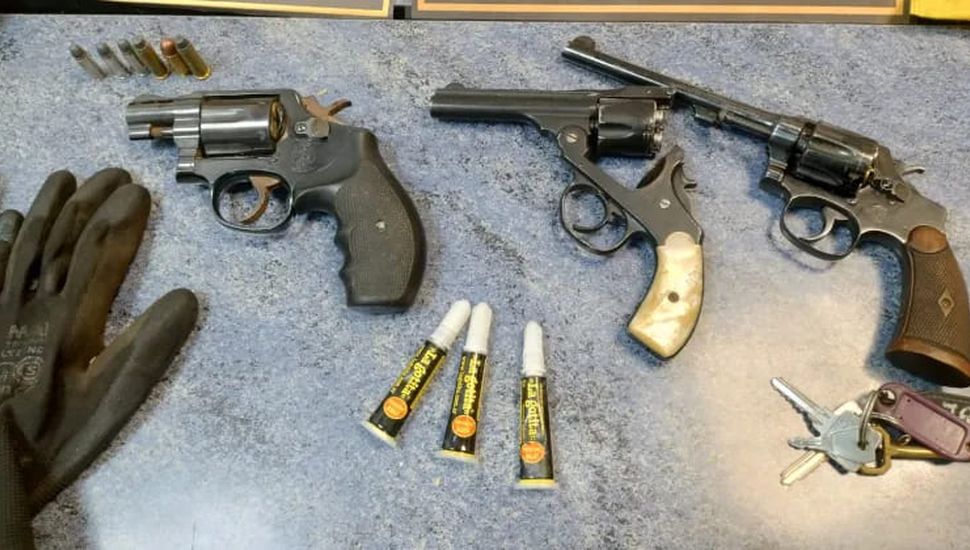 Detienen a un hombre que circulaba en una camioneta con tres armas de fuego cargadas