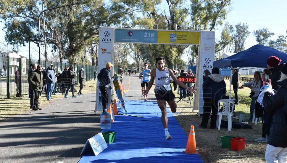 Martín Baccarelli y Jésica Barriento se quedaron con la primera edición del PergaRun 2025