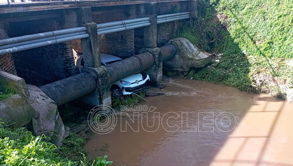 Insólito: un auto cayó al arroyo Chu Chú