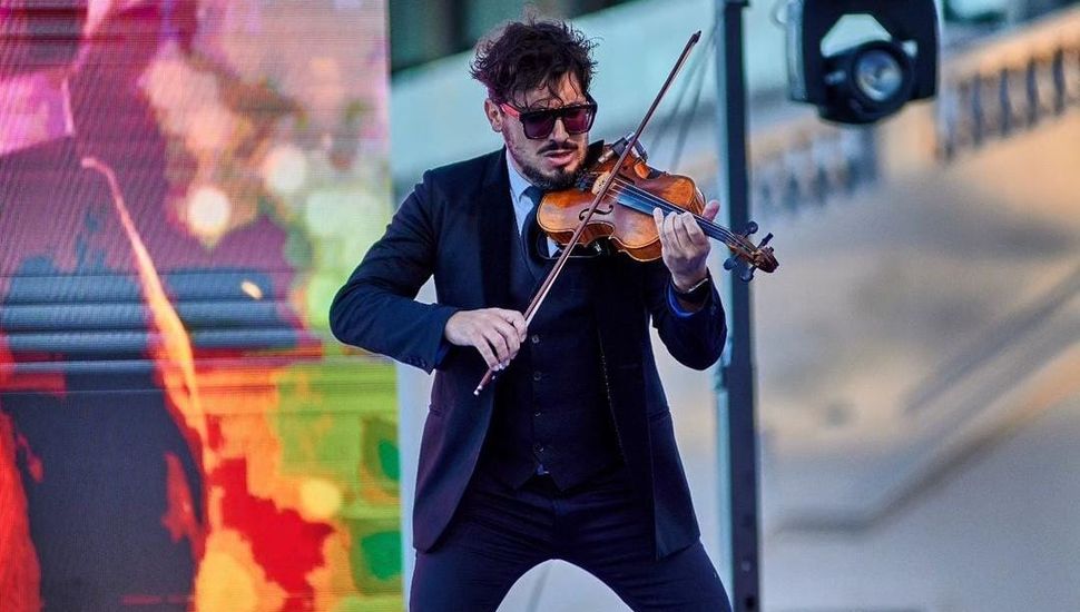 Kuki Errante, el violinista que es furor en las fiestas populares de la Región