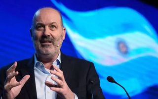 Sturzenegger defendió a aquellos que vacacionan en el exterior y los llamó “héroes de la producción”