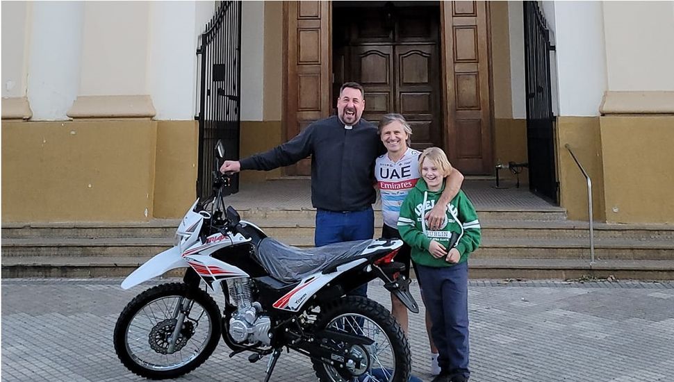 Marquitos Di Palma le regaló una moto al cura párroco de Rojas para recorrer los barrios