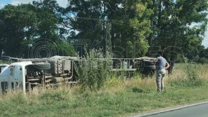 Volcó un camión en la Ruta Nº 188