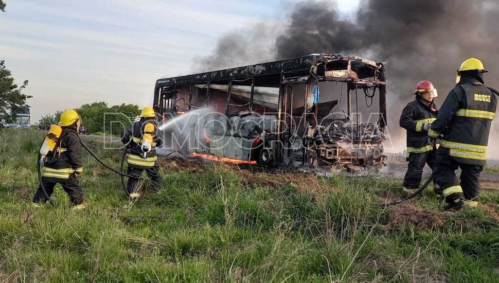 Incendio en un colectivo que trasladaba a un grupo de niños del Viamonte Club
