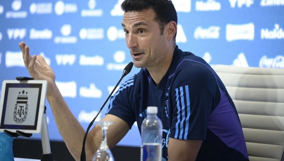 Scaloni: “Él y los cinco del VAR vieron penal, el resto no”