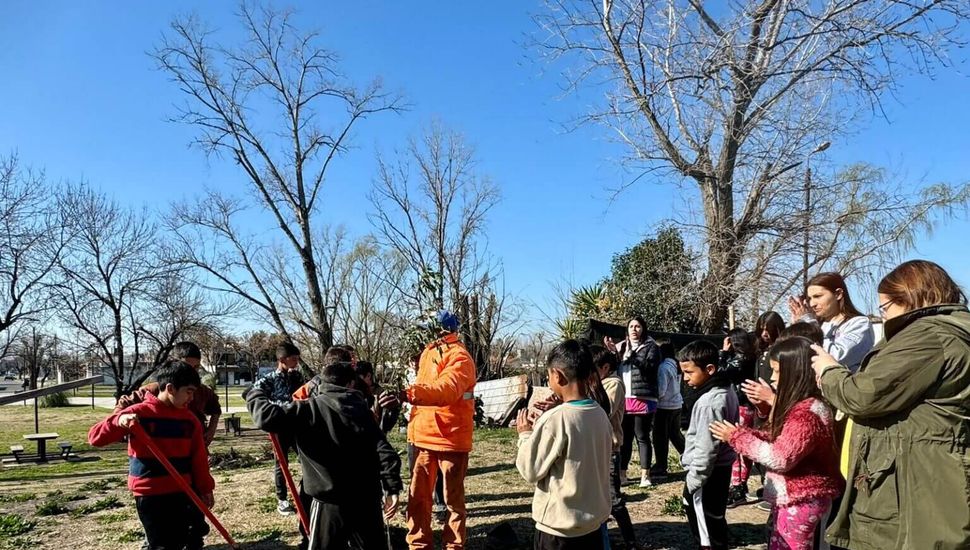 Jornada de plantación de árboles en el Parque de Educación Vial