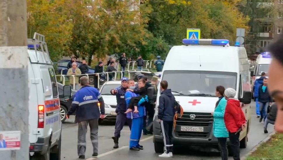 Al menos 13 muertos por un tiroteo en una escuela de Rusia