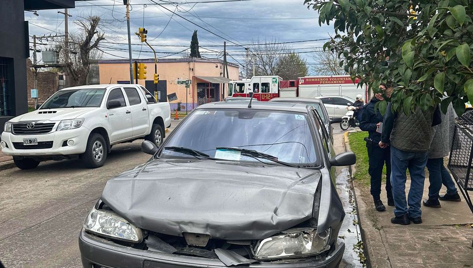 Se produjo un choque entre dos automóviles en Avenida Illia y Monroe