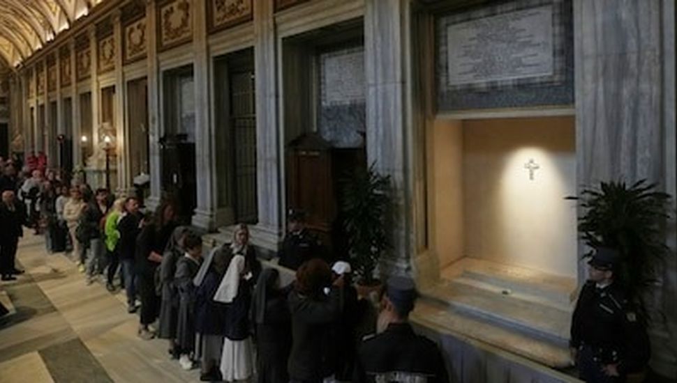 Largas colas de fieles visitan la tumba de Francisco