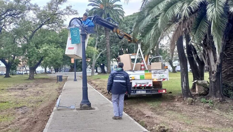 Se están realizando tareas de iluminación en diferentes plazas de Pergamino