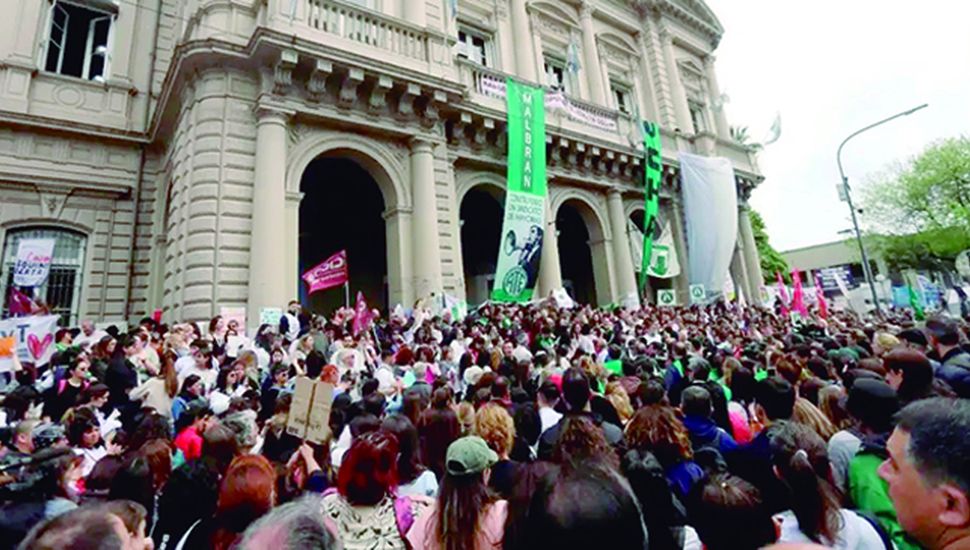 Vigilia en el Hospital Bonaparte mientras ATE prepara un paro nacional en salud