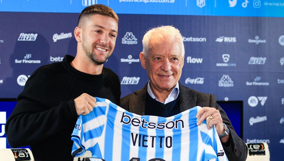 Racing presentó a Luciano Vietto como refuerzo