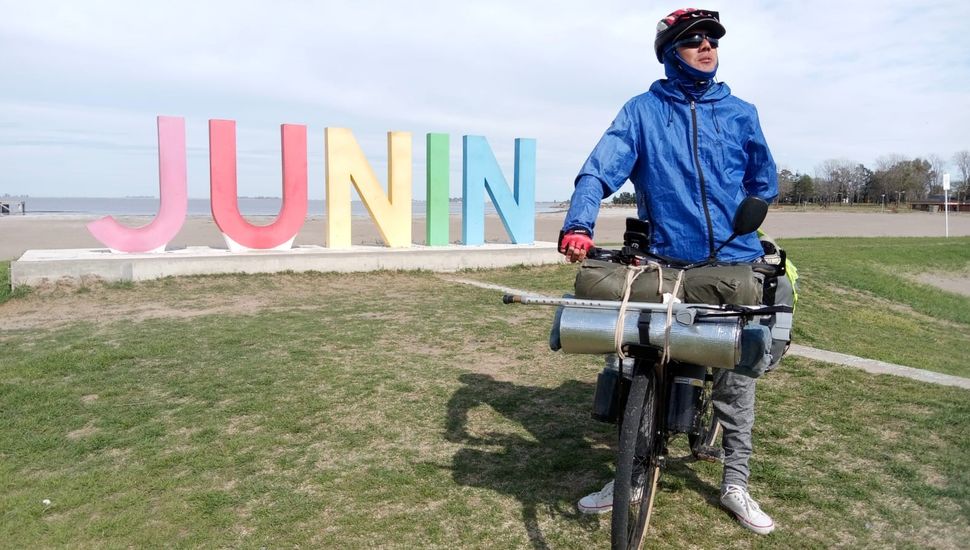 Padece ELA y recorre el país a bordo de su bicicleta como motivación