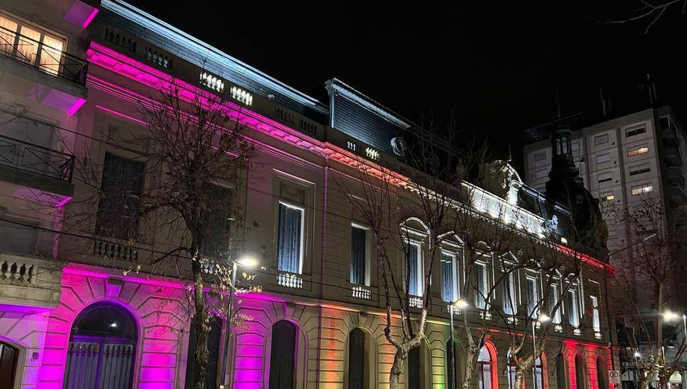 Los colores de la bandera LGBT iluminan la Municipalidad en el Día Internacional del Orgullo