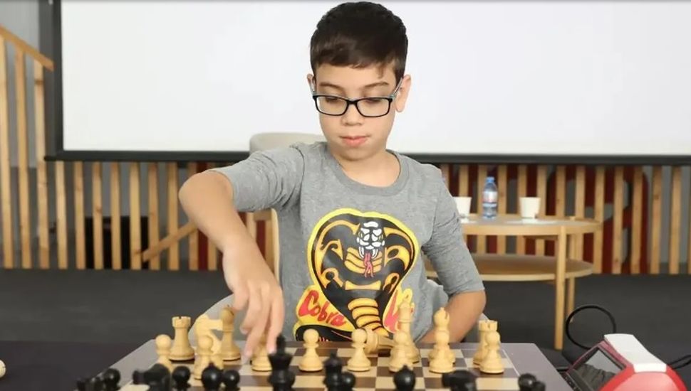 Un argentino de 10 años derrotó al número uno de ajedrez