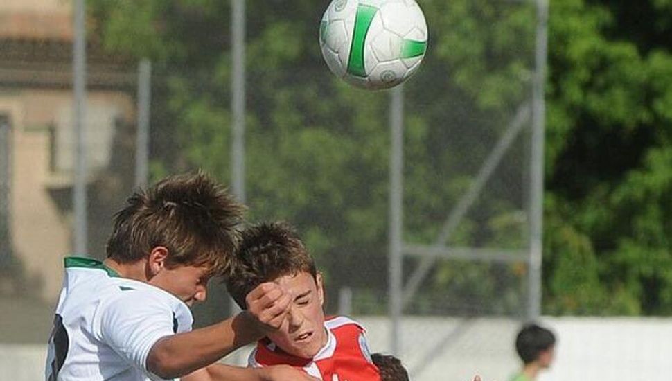 La Asociación Rosarina de Fútbol prohibirá el cabezazo en el fútbol infantil