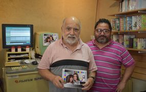 Los “guardianes” de los recuerdos fotográficos de Pergamino