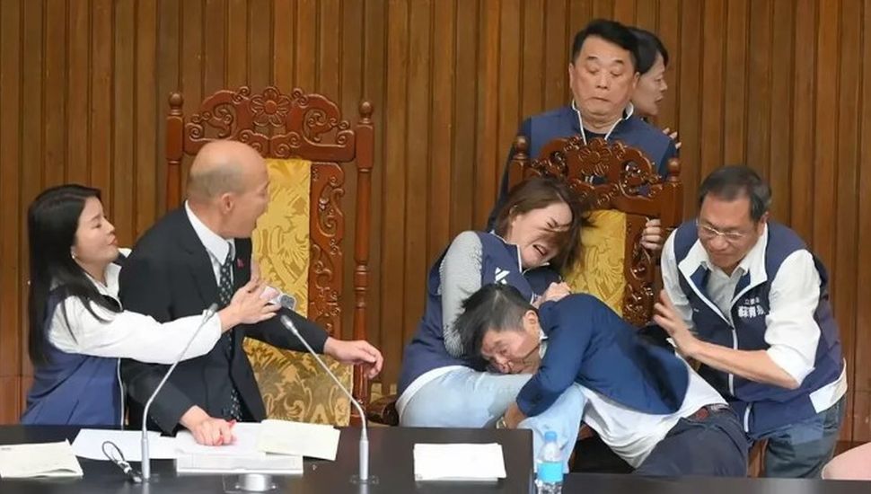 Golpes de puño y una ley robada en el Parlamento de Taiwán