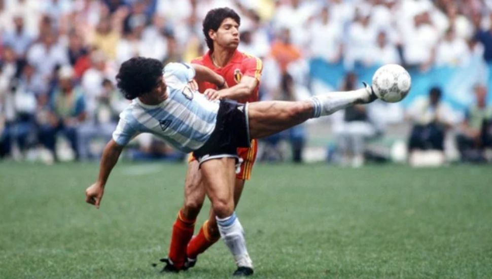 Subastan la camiseta que utilizó Maradona en la semifinal de México ´86