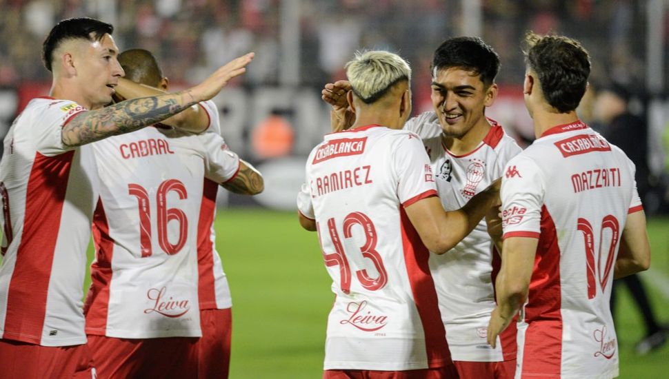 Huracán ganó y alcanzó a Vélez en la cima