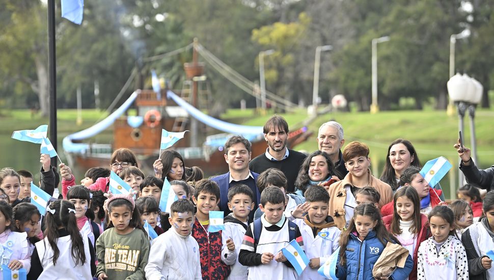 Axel Kicillof participó de la promesa a la bandera nacional de estudiantes bonaerenses